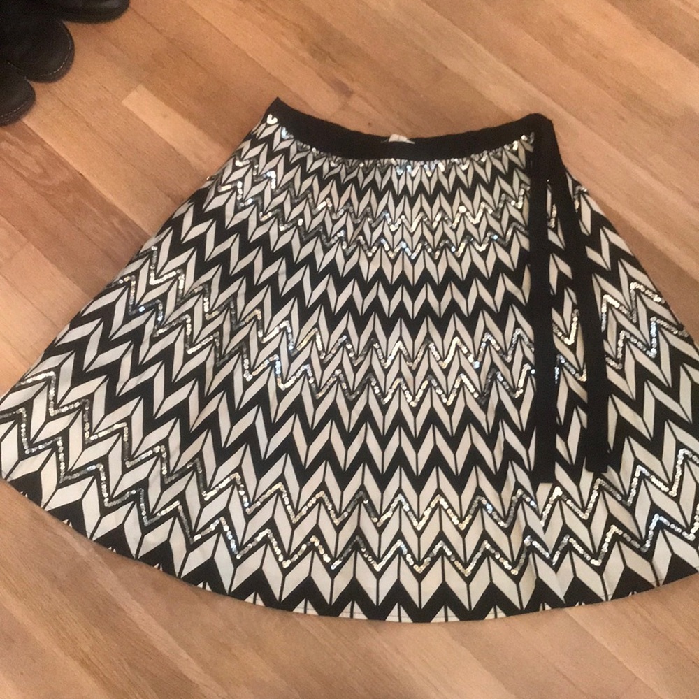 Sequined detailed skirt 25”” long